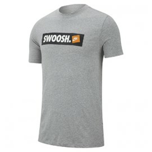 M nsw tee swoosh bmpr stkr