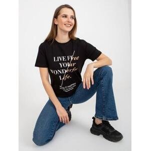 Fashionhunters Černé dámské tričko s nápisy a kulatým výstřihem.Velikost: ONE SIZE, JEDNA, VELIKOST