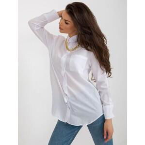 Fashionhunters Bílá oversize košile s odepínacím řetízkem Velikost: S