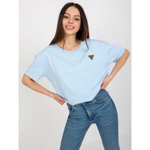 Fashionhunters Světle modrá oversize košile s nášivkou Velikost: S/M