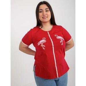 Fashionhunters Červené dámské tričko plus size s nášivkami.Velikost: 46