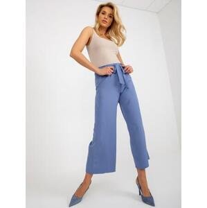 Fashionhunters Tmavě modré látkové kalhoty s vázáním Velikost: 36