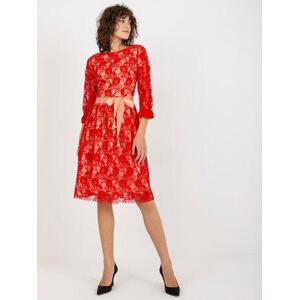 Fashionhunters Dámské elegantní krajkové šaty - červené  Velikost: 38, Červená
