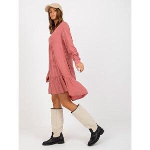 Fashionhunters Prašně růžové dámské oversize šaty s volánem SUBLEVEL Velikost: M