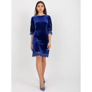 Fashionhunters Kobaltově modré velurové koktejlové šaty s 3/4 rukávy.Velikost: 36