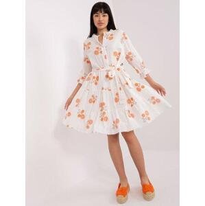 Fashionhunters Bílé a oranžové vzorované šaty s volánkem Velikost: M