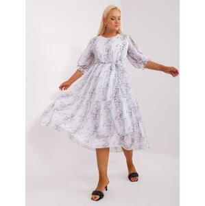 Fashionhunters Bílé nadrozměrné šaty s volánkem Velikost: M/L