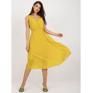 Fashionhunters Tmavě žluté rozevláté šaty s řasením Velikost: JEDNA VELIKOST