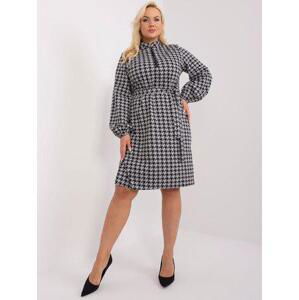 Fashionhunters Šedočerné elegantní šaty velikosti houndstooth velikosti: 46