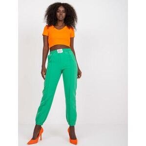Fashionhunters Tmavě zelené dámské kalhoty z látky s nařasením.Velikost: XL