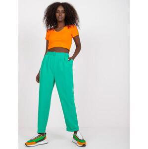 Fashionhunters Zelené dámské kalhoty z látky s kapsami RUE PARIS Velikost: 38