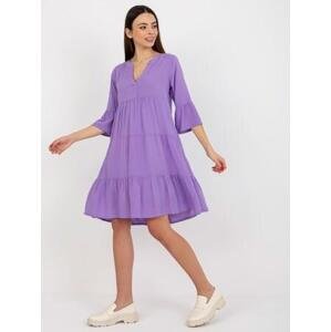 Fashionhunters SUBLEVEL SUBLEVEL Volné šaty s výstřihem do V, fialovým výstřihem do V Velikost: S