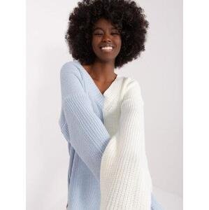 Fashionhunters Ecru-modrý dámský oversize svetr s výstřihem.Velikost: ONE SIZE, JEDNA, VELIKOST