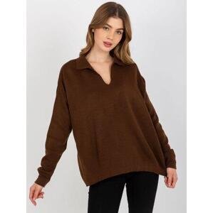 Fashionhunters Tmavě hnědý hladký oversize svetr s límečkem.Velikost: ONE SIZE, JEDNA, VELIKOST