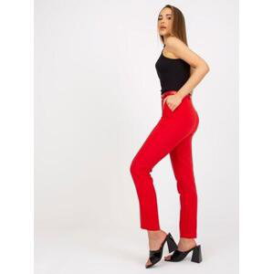 Fashionhunters Červené látkové oblekové kalhoty s páskem Velikost: 34