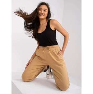 Fashionhunters Jessica MAYFLIES velbloudí bavlněné kalhoty Velikost: S.