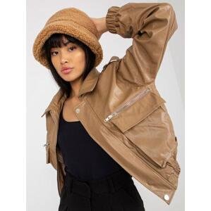 Fashionhunters Tmavě béžová krátká bunda z umělé kůže s kapsami.Velikost: M/L