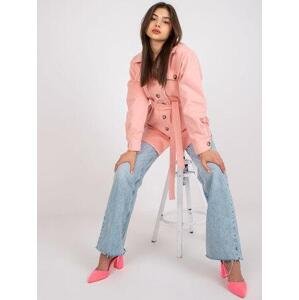 Fashionhunters Olesia růžová dlouhá košile s páskem Velikost: L / XL