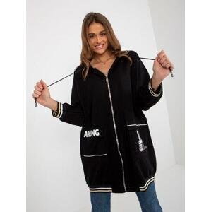 Fashionhunters Černá dlouhá mikina na zip s kapucí a nápisy Velikost: S/M