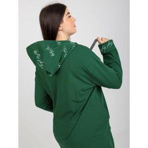 Fashionhunters Tmavě zelená mikina plus size na zip s nápisy Velikost: ONE SIZE, JEDNA, VELIKOST
