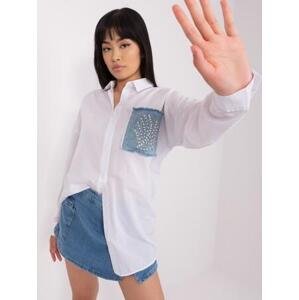Fashionhunters Bílá dámská oversize košile s aplikacemi Velikost: S