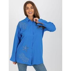 Fashionhunters Tmavě modrá oversized košile na knoflíky s výšivkou Velikost: L