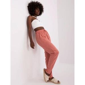 Fashionhunters SUBLEVEL tmavě růžové látkové letní kalhoty Velikost: S