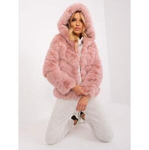 Fashionhunters Zaprášená růžová kožešinová bunda s kapucí Velikost: 2XL/3XL