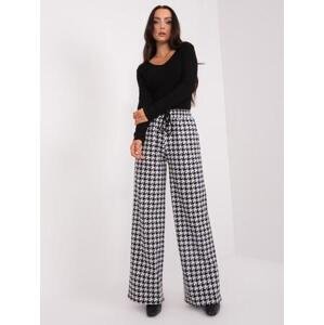 Fashionhunters Černobílé vzorované látkové kalhoty Velikost: L / XL