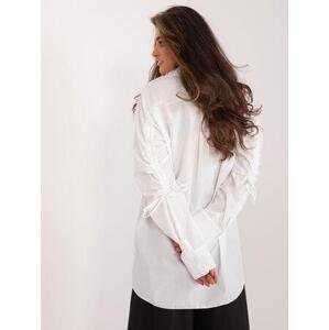 Fashionhunters Bílá dlouhá košile s manžetami na rukávech Velikost: L/XL