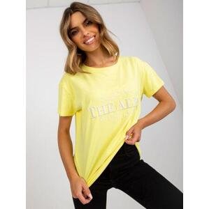 Fashionhunters Žlutobílé bavlněné tričko s nápisem Size: ONE SIZE, JEDNA, VELIKOST
