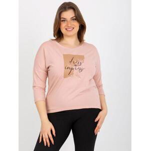 Fashionhunters Světle růžové tričko plus size s potiskem a nápisem Size: ONE SIZE, JEDNA, VELIKOST