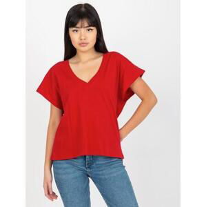 Fashionhunters Tmavě červené jednobarevné tričko s výstřihem do V MAYFLIES Velikost: S