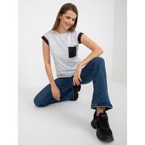 Fashionhunters Bavlněné tričko světle šedé barvy s kapsou Velikost: JEDNA VELIKOST