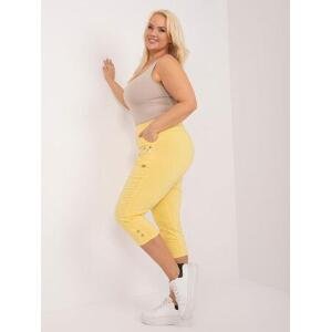 Fashionhunters Světle žluté látkové kalhoty 3/4 velikosti plus. Velikost: 46