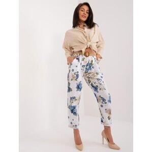 Fashionhunters Bílé dámské látkové kalhoty s květinami.Velikost: JEDNA VELIKOST