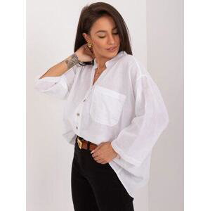 Fashionhunters Bílá dámská oversize košile s výstřihem Velikost: XL