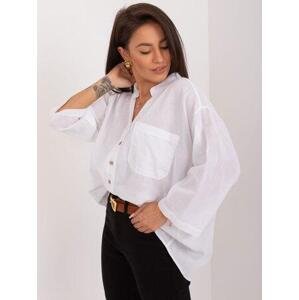 Fashionhunters Bílá dámská oversize košile s výstřihem Velikost: M