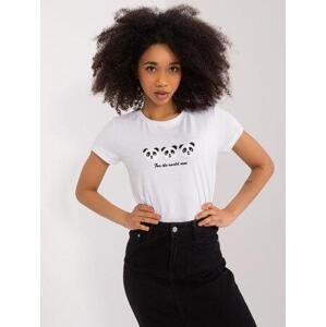 Fashionhunters Bílé dámské tričko s aplikací BASIC FEEL GOOD Velikost: L / XL