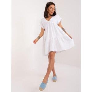 Fashionhunters Bílé ležérní šaty s volánky Velikost: JEDNA VELIKOST