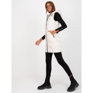 Fashionhunters Světle béžová dlouhá péřová vesta s kapucí Velikost: XL
