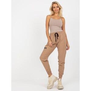 Fashionhunters Camel cargo kalhoty s kapsami ZULUNA Velikost: L / XL