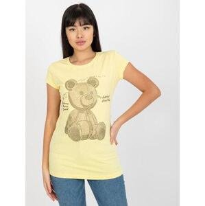 Fashionhunters Světle žluté vypasované tričko s aplikací medvídka Velikost: S