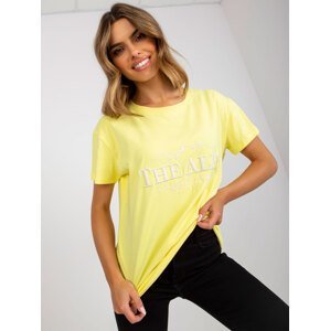 Žlutobílé bavlněné tričko s nápisem