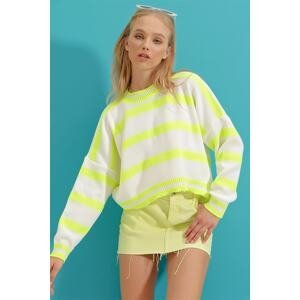 Trend Alaçatı Stili Women's Neon Green Crew Neck Striped Oversized Sweatshirt