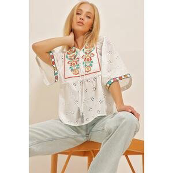 Trend Alaçatı Stili Women's White Lace-Up and Embroidered Scalloped Scallop Blouse