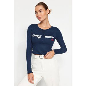 Trendyol Navy Blue Slogan Print Fitted/Sleek, Flexible Rib Crop Knitted Blouse