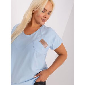 Světle modrá halenka plus size s kapsou