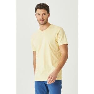 AC&Co / Altınyıldız Classics Pánské žluté tričko s krátkým rukávem ze 100% bavlny Slim Fit Crew Neck.