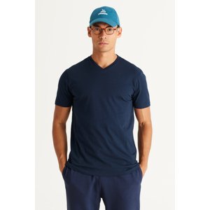 AC&Co / Altınyıldız Classics Pánské tmavě modré slim fit slim fit tričko s krátkým rukávem ze 100% bavlny s výstřihem do V.